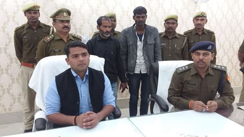 अनूप के पिता जनार्दन सिंह बताते हैं कि "अनूप स्कॉलरशिप के पैसे से अपनी पढ़ाई कर रहा था। यहां से मै भी जो हो सकता था पैसे भेजता था। लेकिन महीने के अंत में उससे जो पैसा बच जाता था वह वापस मेरे एकाउंट में भेज देता था। मैंने उसे कई बार मना भी किया लेकिन उसने कहा कि पढ़ाई के पैसों के आलावा उसे पैसे की क्या जरूरत है।"