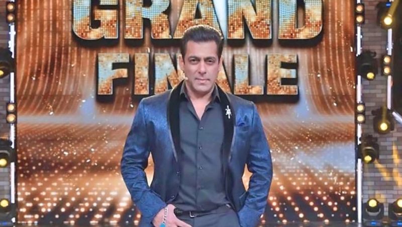 पारस छाबड़ा के शो से बाहर होने के बाद आरती सिंह भी बिग बॉस के घर से बेघर हो गई हैं। कम वोट मिलने के वजह से उन्हें घर से बाहर भेज दिया गया है। घर से बेघर होने की खबर सुनते ही आरती को बड़ा झटका लगा और उनका बुरा हाल हो गया। बता दें कि आरती रिश्ते में एक्टर गोविंदा की भांजी लगती है। कॉमेडियन कृष्णा अभिषेक उनके बड़े भाई हैं।