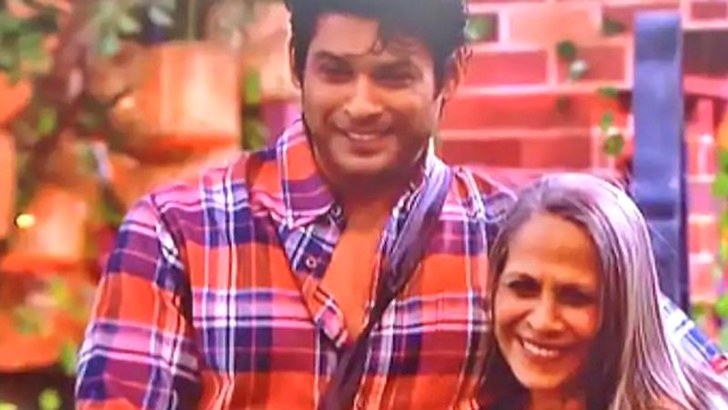 बिग बॉस के घर में अपनी मां के साथ सिद्धार्थ शुक्ला।