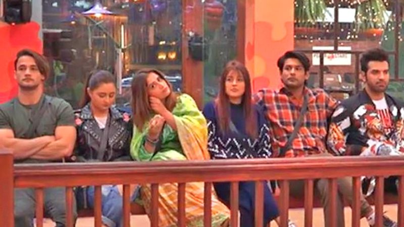 फिनाले तक पहुंचे थे 6 कंटेस्टेंट्स : 'बिग बॉस 13' के 6 कंटेस्टेंट्स फिनाले में पहुंचे थे। सिद्धार्थ शुक्ला, आसिम रियाज, शहनाज कौर गिल, रश्मि देसाई, पारस छाबड़ा और आरती सिंह। लेकिन विजेता की घोषणा होने से कुछ घंटे पहले ही 'बिग बॉस' की स्कीम की तहत पारस छाबड़ा ने 10 लाख रुपए लेकर शो छोड़ दिया। इसके बाद जब वोटिंग के आधार पर इविक्शन शुरू हुआ तो पहले आरती सिंह, फिर रश्मि देसाई और शहनाज कौर गिल रेस से बाहर हो गईं। आखिरी में बचे दो कंटेस्टेंट्स सिद्धार्थ और आसिम में से विनर की घोषणा की गई।