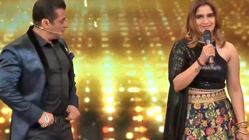 बिग बॉस के इतिहास का सबसे लंबा सीजन : बिग बॉस की शुरुआत 29 सितंबर 2019 को 13 कंटेस्टेंट्स के साथ हुई थी, जिसका फिनाले जनवरी में होना था। हालांकि, सीजन की बढ़ती पॉपुलैरिटी को देखते हुए इसे 5 सप्ताह और बढ़ा दिया गया था।