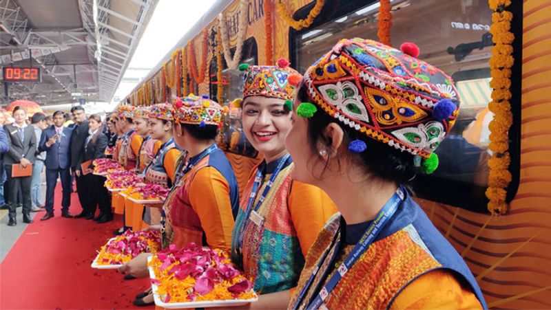 काशी महाकाल एक्सप्रेस हमसफर क्लास की खास ट्रेन होगी। यात्रियों को भक्तिमय माहौल देने के लिए ट्रेन में भजन-कीर्तन बजेंगे।