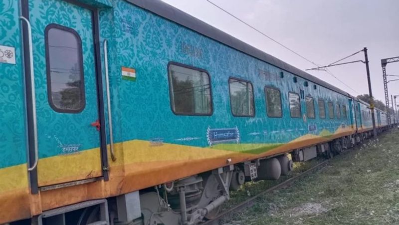 यह तीन ज्योतिर्लिंग - ओंकारेश्वर (इंदौर के पास), महाकालेश्वर (उज्जैन) और काशी विश्वनाथ (वाराणसी) के अलावा मध्य प्रदेश की राजधानी भोपाल और औद्योगिक और शैक्षणिक केंद्र इंदौर से जोड़ेगी।