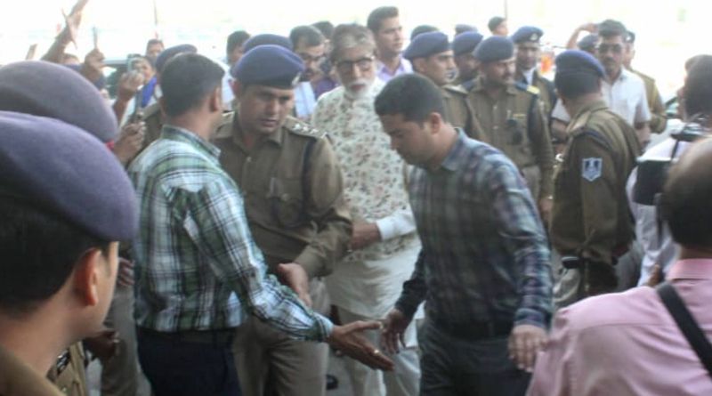 अमिताभ बच्चन को सुरक्षा देते सुरक्षा कर्मी।
