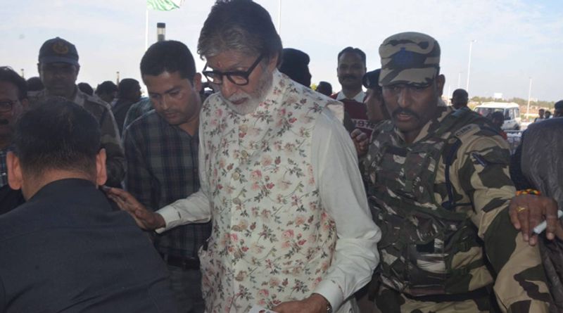 भीड़ में खुद को संभालते अमिताभ बच्चन।