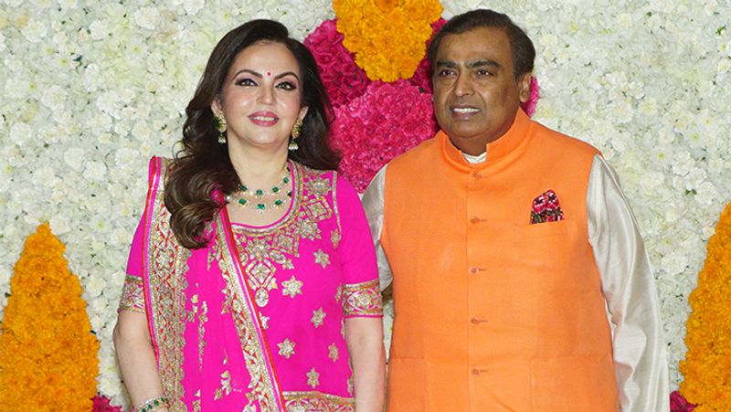 पिछले साल की सबसे बड़ी शादियों में से एक मार्च 2019 में आकाश अंबानी और श्लोका मेहता की शादी थी। इस शादी ने अखबार से लेकर इंटरनेट पर खूब धमाल मचाया। Wizikey के रिपोर्ट में कहा गया है की इस शादी ने इंटरनेट पर खूब धमाल मचाया और इस शादी के दौरान आकाश अंबानी और उनके पिता मुकेश अंबानी दोनो काफी चर्चा में थे।