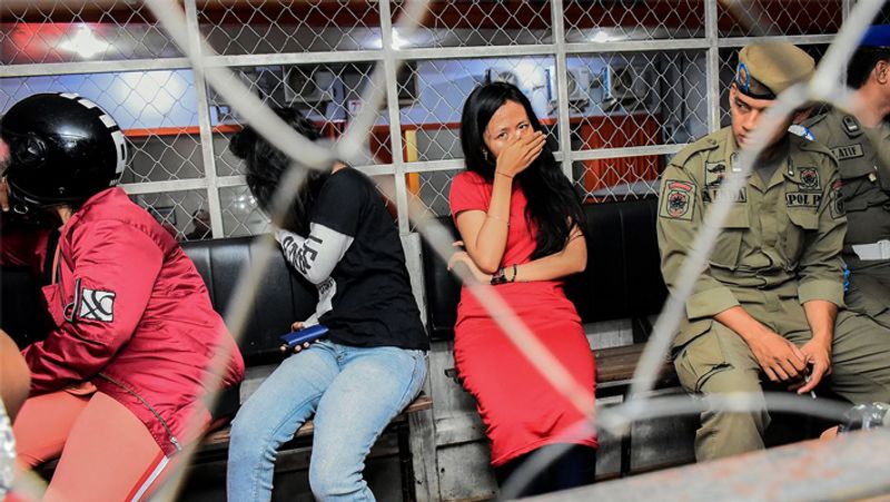 इसके बाद पुलिस ने कई होटलों में छापा मारा। इसके बाद वहां होटल के कमरों में बंद वैसे कपल जो शादीशुदा नहीं थे, उन्हें अरेस्ट कर लिया गया।