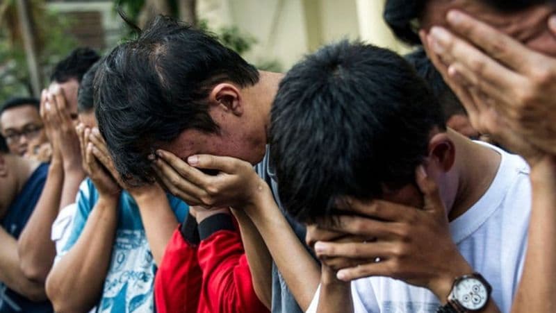 कमरों से करीब 24 कपल्स को निकाला गया। ये सभी इस बात से बेखबर प्यार के खुमार में डूबे थे, जब अचानक छापा पड़ गया।