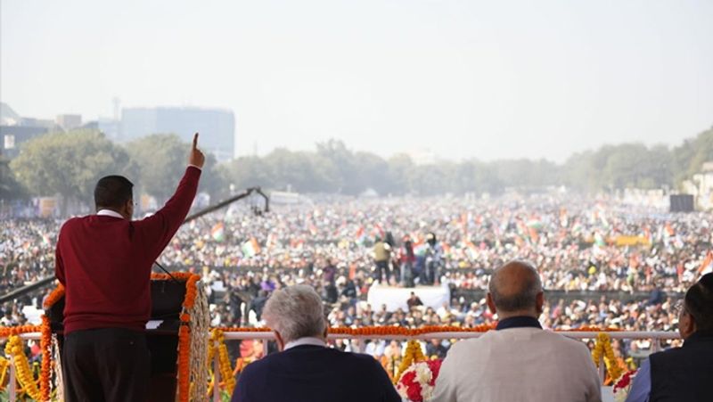 अरविंद केजरीवाल ने रविवार को लगातार तीसरी बार दिल्ली के मुख्यमंत्री के रूप में शपथ ली। उनके साथ उनके मंत्रिमंडल के छह सदस्यों ने भी शपथ ली। दिल्ली के उपराज्यपाल अनिल बैजल ने यहां रामलीला मैदान में आयोजित एक भव्य समारोह में केजरीवाल और अन्य मंत्रियों को पद एवं गोपनीयता की शपथ दिलाई।