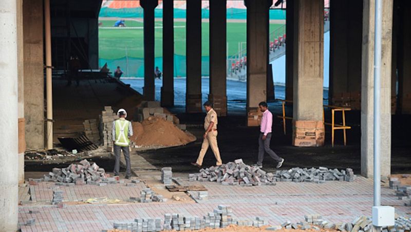 हर 100 मीटर पर एक सफाई कर्मीः ट्रंप के कार्यक्रम के दौरान सुरक्षा ही नहीं सफाई के भी खास इंतजाम किए गए हैं। 22 किमी के रोड-शो पर हर 100 मीटर के अंतराल पर सफाईकर्मियों की तैनाती की गई है। वहीं, मीडिया रिपोर्टस के मुताबिक मोटेरा स्टेडियम में 30 बिस्तर का विशेष हॉस्पिटल तैयार किया गया है। इसमें डोनाल्ड ट्रंप, मिलेनिया और पीएम मोदी के ग्रुप के ब्लड सहित जरूरी इंतजाम हैं।
