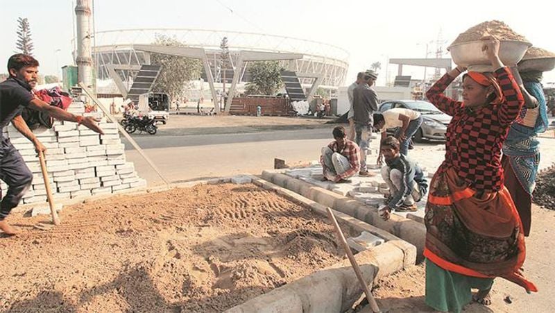 चमकाया जा रहा शहर, स्वागत में न हो कोई कमीः सीएम विजय रुपाणी ने अधिकारियों को निर्देश दिया है कि अमेरिकी राष्ट्रपति के स्वागत में पैसे की कोई कमी न आने पाए। सीएम के निर्देश के बाद अब अहमदाबाद नगर निगम और अहमदाबाद शहरी विकास प्राधिकरण सड़कों को दुरुस्त कर रहा है और पूरे शहर को चमका रहा है। इस पर करीब 100 करोड़ रुपये खर्च किए जा रहे हैं।