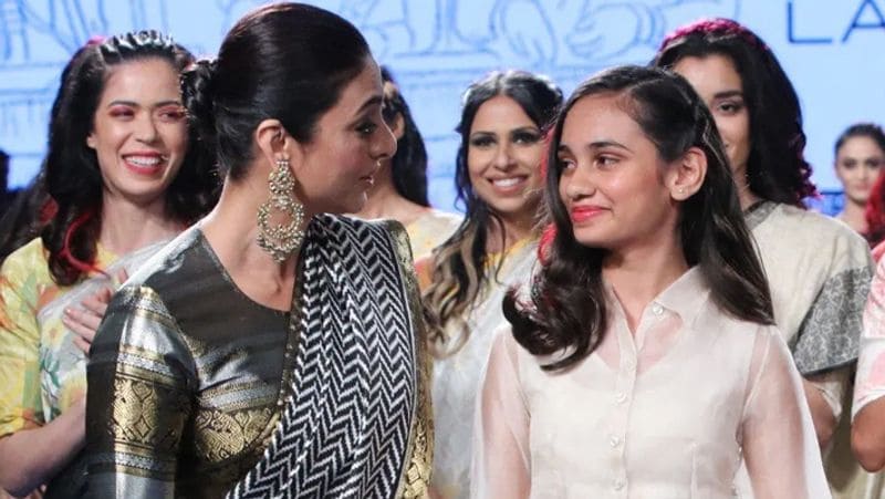 80 और 90 के दशक की एक्ट्रेस फराह नाज उनकी बड़ी बहन हैं। वो वेटरन एक्ट्रेस शबाना आजमी और बाबा आजमी की भतीजी हैं।