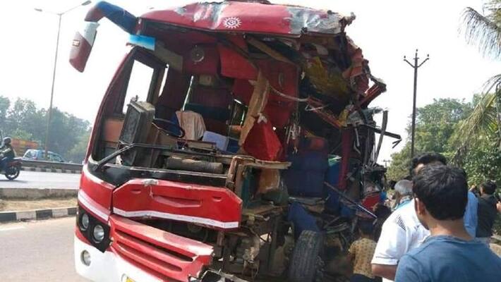 Bus clashes with a lorry on Highway in Uluberia Bus clashes with a lorry on Highway in Uluberia