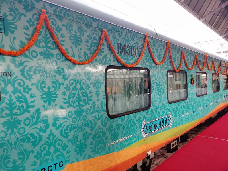 वहीं, बनारस से इंदौर वाया इलाहाबाद, कानपुर ट्रेन रविवार को चलेगी। यह सोमवार को इंदौर पहुंचेगी। इंदौर से उज्जैन, संत हिरदाराम नगर, बीना, कानपुर, इलाहाबाद होकर बनारस लौटेगी।