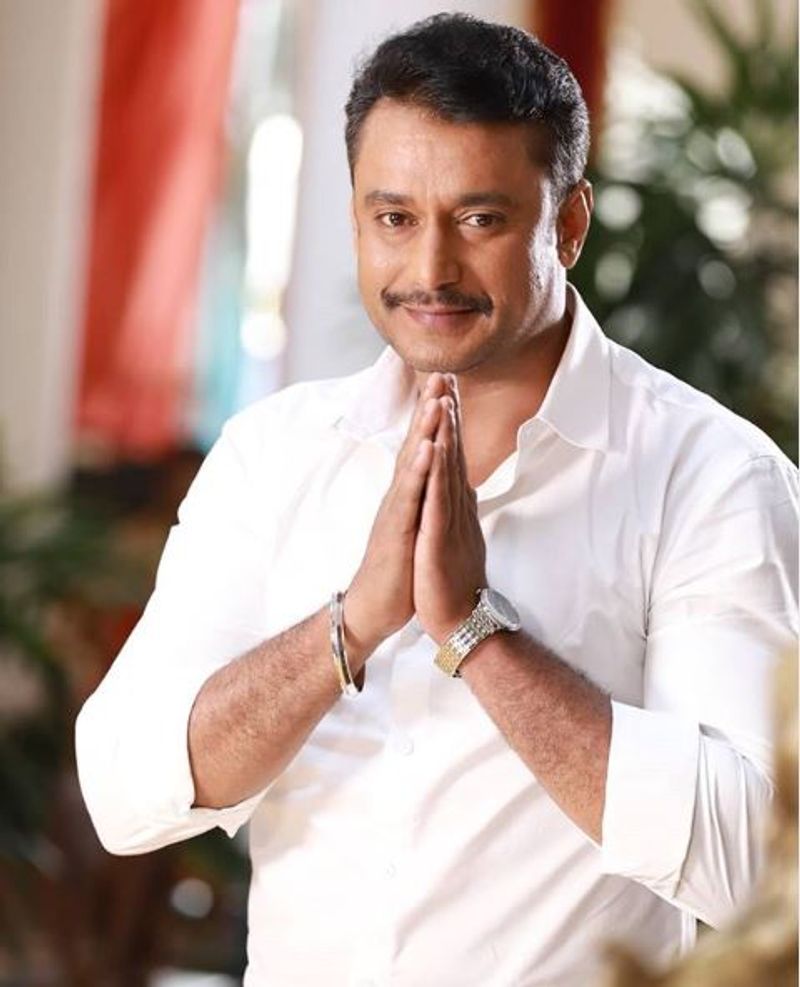 ಕೇವಲ ತೂಗುದೀಪ ಶ್ರೀನಿವಾಸ್ ಮಗನಾಗಿ ಧಾರವಾಹಿಗಳಲ್ಲಿ ನಟಿಸುವ ಮೂಲಕ ಕೆರಿಯರ್ ಶುರುಮಾಡಿದ ದರ್ಶನ್ ಇವತ್ತು ಕನ್ನಡದ ಫೇಮಸ್ ಹೀರೋ. ಇವರ ವರ್ಷದ ಆದಾಯ 40 ಕೋಟಿ ಎಂದು ಅಂದಾಜಿಸಲಾಗಿದೆ.