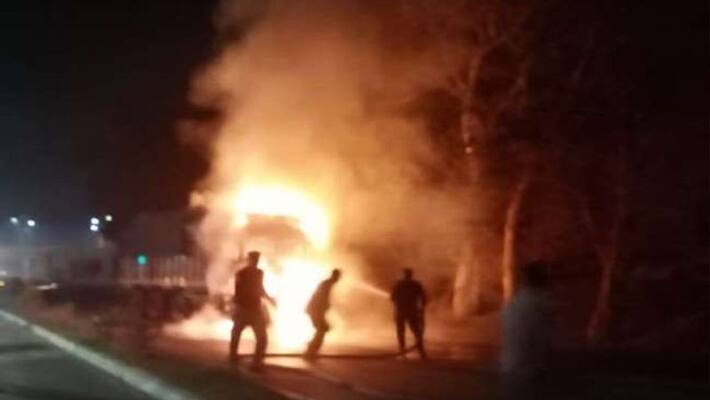 7 people killed in a van fire after collision with a truck in Lucknow Expressway KPB 7 people killed in a van fire after collision with a truck in Lucknow Expressway KPB