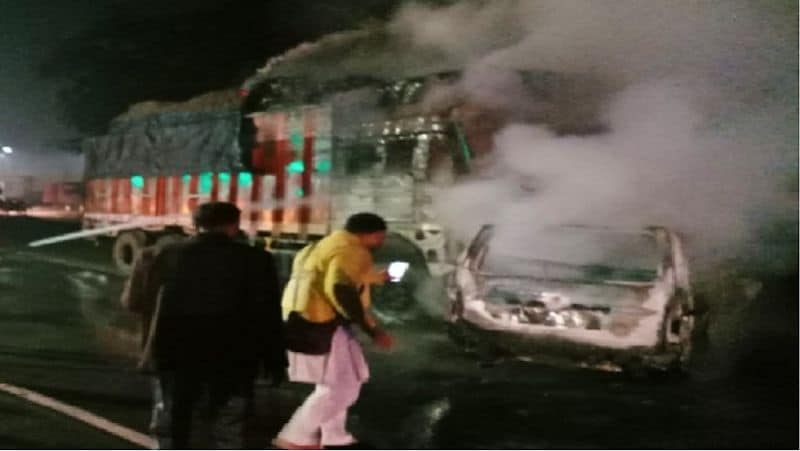 नसिरापुर गांव के लोगों ने बताया कि उनके नजदीक आने तक आग बुरी तरह फैल चुकी थी। वैन के भीतर लोग छटपटाते नजर आ रहे थे लेकिन बचाव का कोई रास्ता नहीं था। बीच-बीच में वैन से पटाखे छूटने जैसी आवाजें और डरा रही थीं।