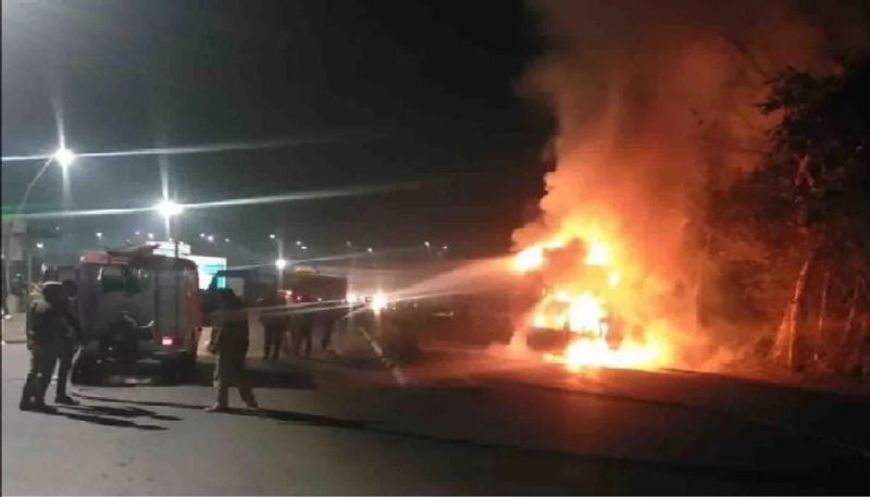 क्रेन का जल्दी बंदोबस्त हो जाने से वैन को क्रेन से खींचकर ट्रक से दूर किया गया। इस बीच पहुंचीं दमकल की दो गाड़ियों ने बमुश्किल आग बुझाई। तब तक सभी के शरीर राख जैसी हालत में पहुंच चुके थे।