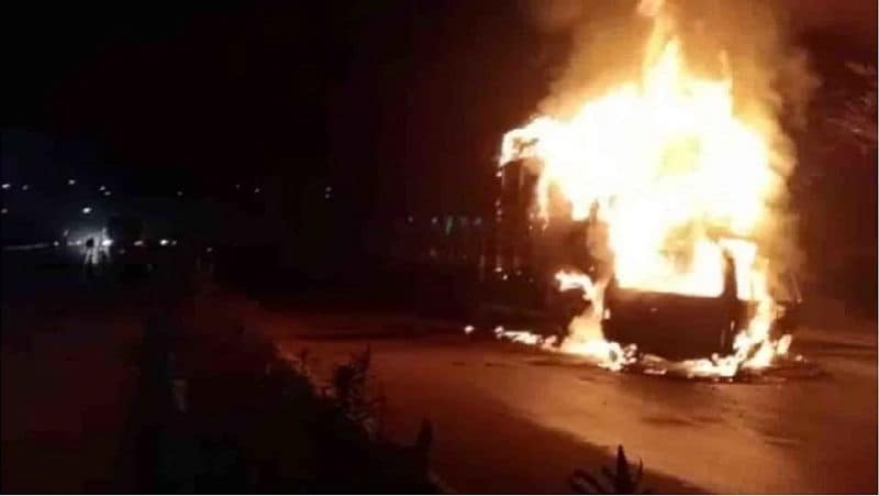 वैन का अगला हिस्सा ट्रक में घुसा होने से भी तत्काल बचाव संभव नहीं था। यही वजह रही कि वैन चालक भी खुद को बाहर नहीं निकाल सका। भयावह नजारा देख शुरुआत में कुछ समय पुलिस के भी कदम ठिठके रहे।