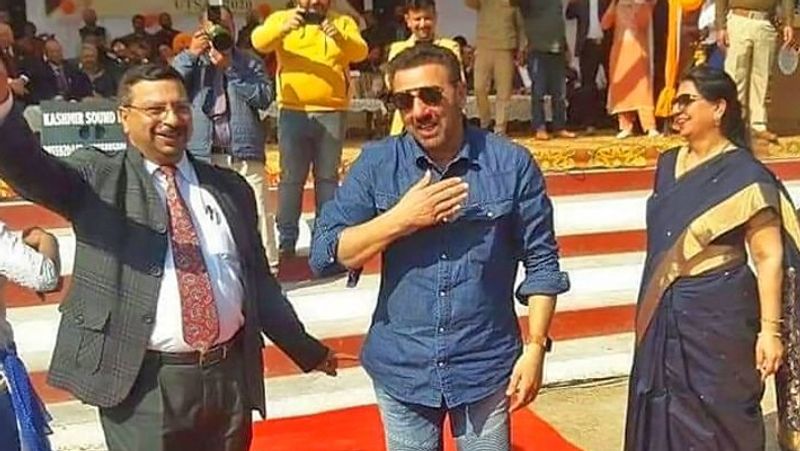 सनी को डांस करते देख एक शख्स बोला- सांसद अब यहीं करेगा तो देश का क्या होगा। इसी तरह अन्य लोगों ने भी सनी देओल का जमकर मजाक उड़ाया।