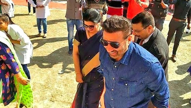 एक ने कमेंट करते हुए लिखा- मां बेटे कुछ काम भी करलो देश के लिए, कब तक फिल्मों के नाम पर राजनीतिक रोटिया सेकोगे? एक बोला- बस यही करोंगे क्या सर?
