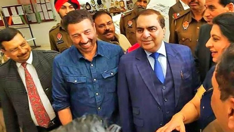 बता दें कि सनी गुरदासपुर में अपने संसदीय क्षेत्र के एक कॉलेज के कार्यक्रम में शामिल हुए। इस मौके पर वे काफी अच्छे मूड में नजर आए। छात्रों के साथ सनी ने डांस भी किया। जैसे ही उनकी फिल्म गदर का 'मैं निकला गड्डी लेके...' बजा वे खुद को डांस करने से नहीं रोक पाए। इतना ही नहीं स्टूडेंट्स को सनी अपनी फिल्म दामिनी के डायलॉग्स 'तारीख पे तारीख...' और 'ढाई किलो का हाथ...' भी सुनाए। सनी से डायलॉग्स सुन स्टूडेंट्स क्रेजी हो गए। सनी का वीडियो जमकर वायरल हो रहा है।