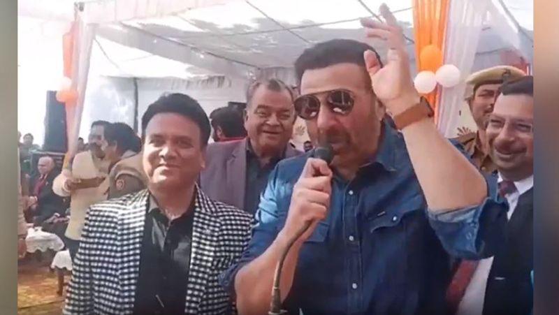 सनी देओल ने करतारपुर कॉरिडोर के उद्घाटन अवसर पर पीएम नरेंद्र मोदी के साथ बैठकर लंगर खाया था। इस दौरान पीएम के साथ उनकी फोटो सोशल मीडिया पर जमकर वायरल हुई थी।