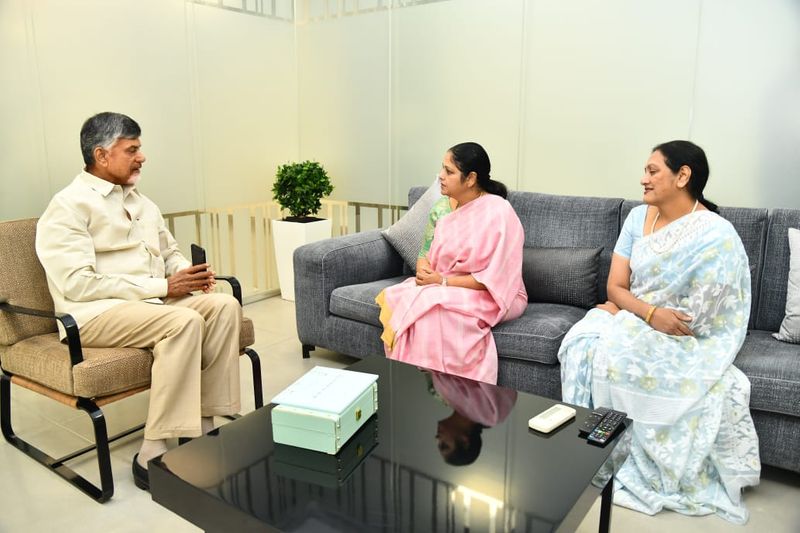 Jaya Sudha inviting Nara chandra babu naidu at his residence today