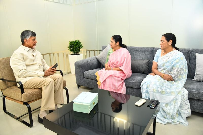 Jaya Sudha inviting Nara chandra babu naidu at his residence today