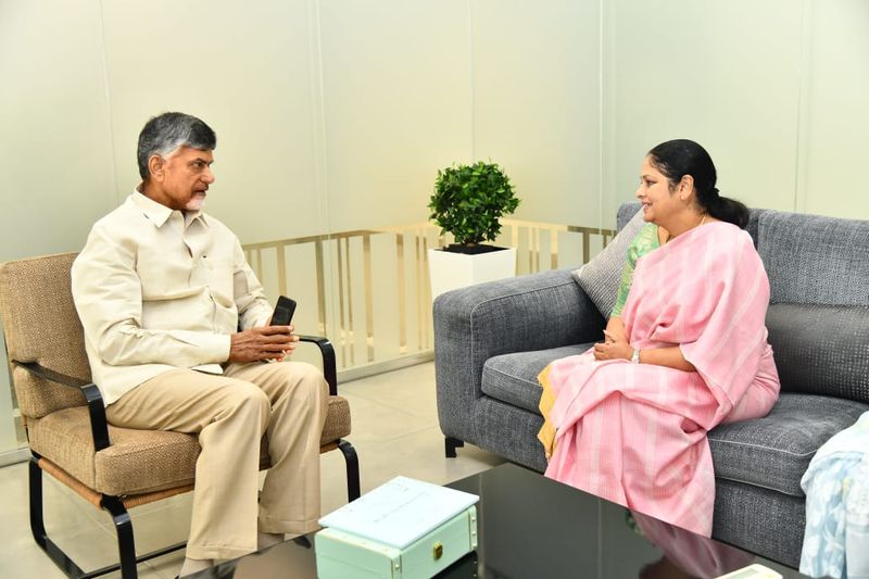 Jaya Sudha inviting Nara chandra babu naidu at his residence today