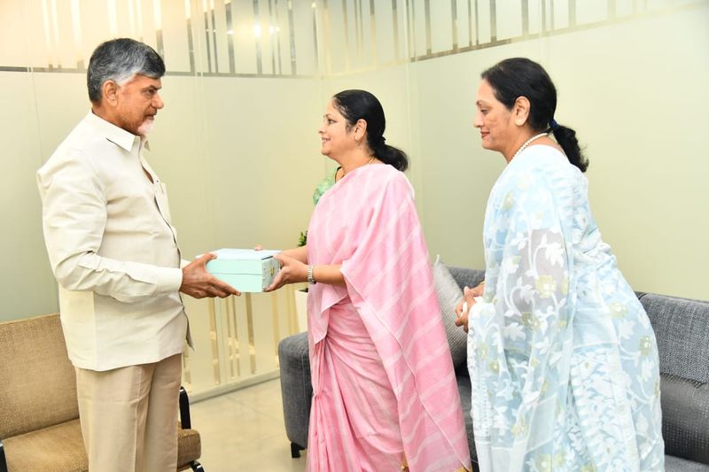 Jaya Sudha inviting Nara chandra babu naidu at his residence today