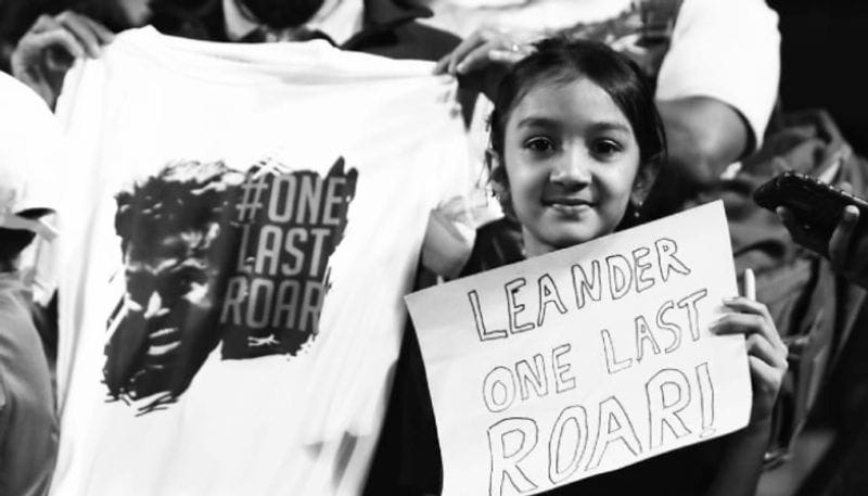 A young fans holds a poster for Leander Paes at KSLTA Stadium
