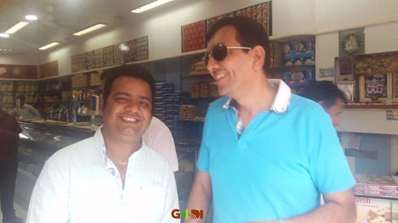 राज्सथान के उदयपुर में जय कुमार एक गरीब परिवार के साथ किराए के मकान में रहते थे। उनका परिवार इतना गरीब था कि घर के सभी लोग कुछ न कुछ काम करके पैसा कमाने में लगे हुए थे। जय के पिता अंडे बेचते थे। ठेला लगाकर अंडे बेचना ही उनकी रोजी-रोटी थी। उसमें जो बिक्री होती उसी से घर का खर्च चलता था। गरीबी की वजह से जय सिर्फ चौथी क्लास तक ही पढ़ा पाए। हालांकि वो चाहते थे कि वो पढ़े और बिजनेसमैन बनें।