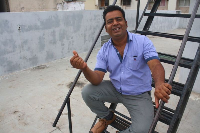 जय पिता के साथ मात्र 10-12 साल की उम्र से ठेले पर काम करने लगे। उनके पिता ने उन्हें अंडा बेचने, ओमलेट और एग भुर्जी बनाना सिखाया था। पिता डायबिटीज के कारण बीमार रहने लगे तो जय को काम संभालना पड़ा। परिस्थियां ऐसे बनी कि 12 साल की छोटी उम्र में बीमार पिता, माता, भाई-बहनों और पूरे परिवार की जिम्मेदारी जय के कंधों पर आ गई। इस दौरान वो एक पहाड़ी को चढ़कर ठेला लगाने जाते थे। ये पहाड़ी पार करना ही बड़ा मुश्किल होता था।