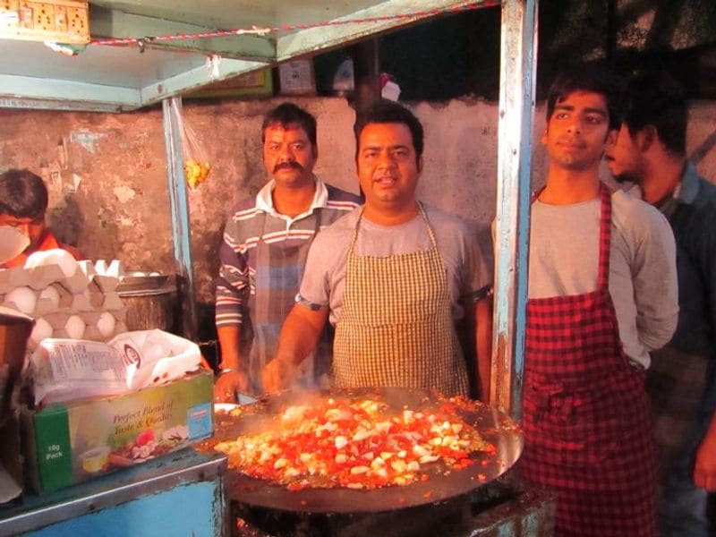 फिर क्या? उनकी बनाई अंडे की नई डिश का स्वाद लेने लोग उनके ठेले में आने लगे। ग्राहकों का विश्वास उन पर बढ़ता गया। उन्होंने उदयपुर में ‘The Egg World’ नाम से अपना एक रेस्टोरेंट खोल लिया, जो दिन-दूनी रात-चौगुनी बढ़ता चला गया। उनकी ख्याति इतनी बढ़ गई कि लोग उन्हें ‘उदयपुर का एग किंग’ कहने लगे। देश-विदेश के पर्यटक और शूटिंग के लिए उदयपुर आये फ़िल्मी सितारे भी उनके यहां की डिश का स्वाद लेने आने लगे हैं।