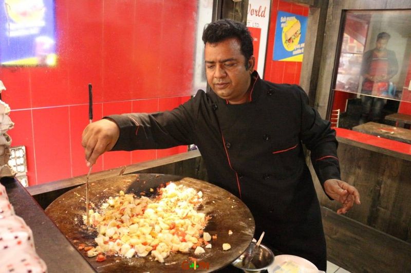 एक सड़क किनारे ठेला चलाने वाले इस वेंडर से हाई-फाई शेफ का सफर काफी दिलचस्प रहा है। जय कुमार के नन्हें कंधे भले ही उतने मजबूत ना थे, पर सपने बड़े थे, हौसले बुलंद थे और जिंदगी में कुछ बड़ा कर गुजरने का ज़ज्बा दिल में भरा पड़ा था। उसी ज़ज़्बे के बदौलत सड़क किनारे ठेले पर अंडा भुर्जी बेचने वाला मामूली सा लड़का इतना सक्सेजफुल है। उनकी पत्नी आज 12 लाख की महंगी गाड़ियों में घूमती हैं। जय खुद पूरे देश में अपने एग किंग रेस्टोरेंट की कई फ्रेंचाइजी खोल चुके हैं।