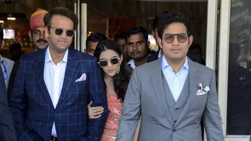 आकाश अंबानी, बहन ईशा के पति आनंद पीरामल के साथ।