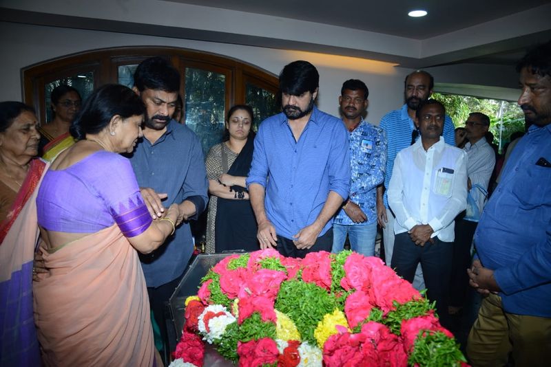 Chiranjeevi Consoles Actor Srikanth After His Father's Demise