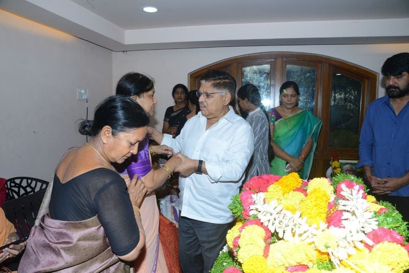 Chiranjeevi Consoles Actor Srikanth After His Father's Demise