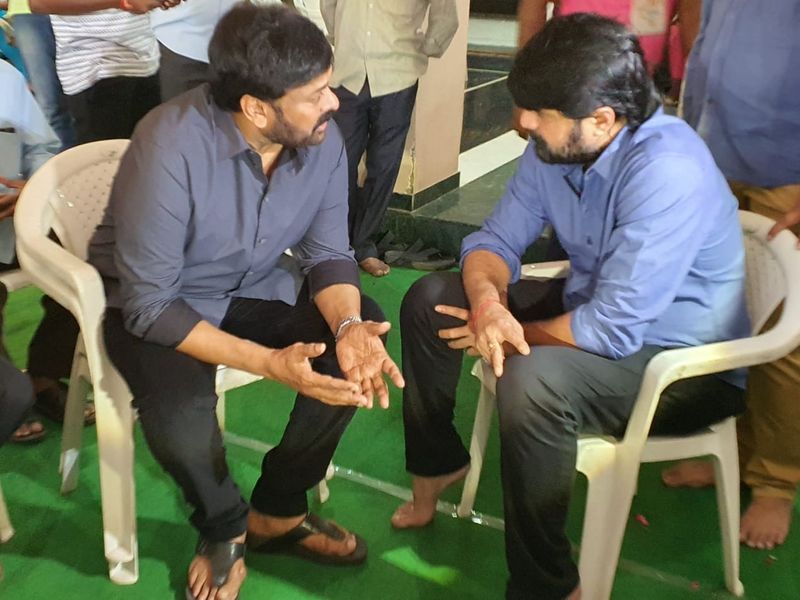 Chiranjeevi Consoles Actor Srikanth After His Father's Demise