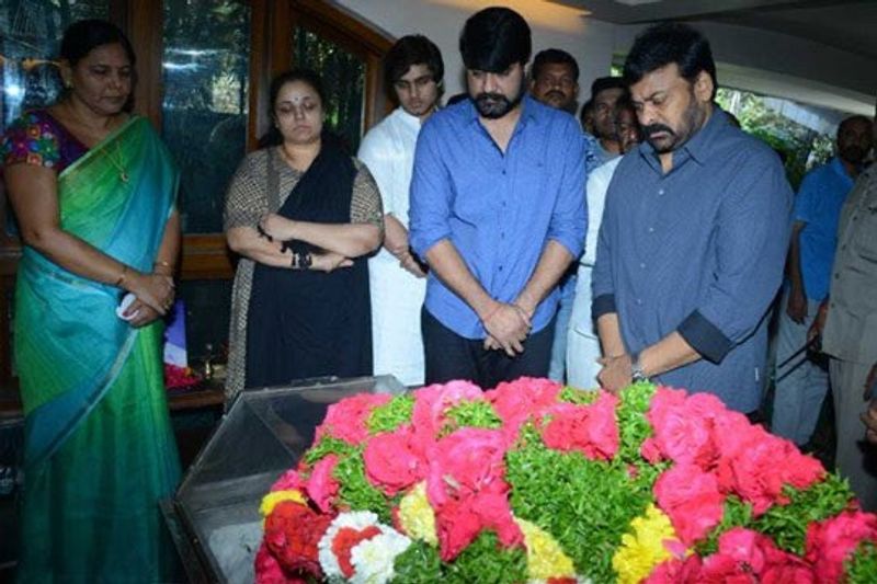 Chiranjeevi Consoles Actor Srikanth After His Father's Demise