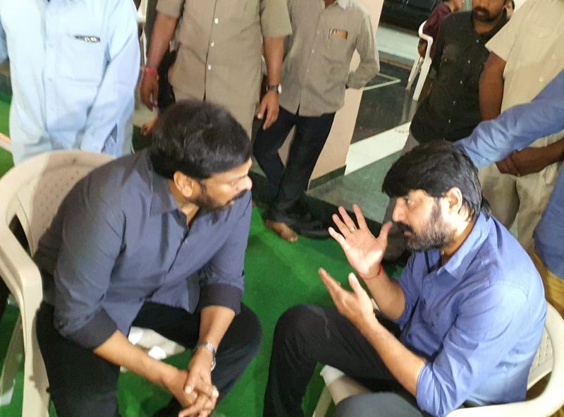 Chiranjeevi Consoles Actor Srikanth After His Father's Demise
