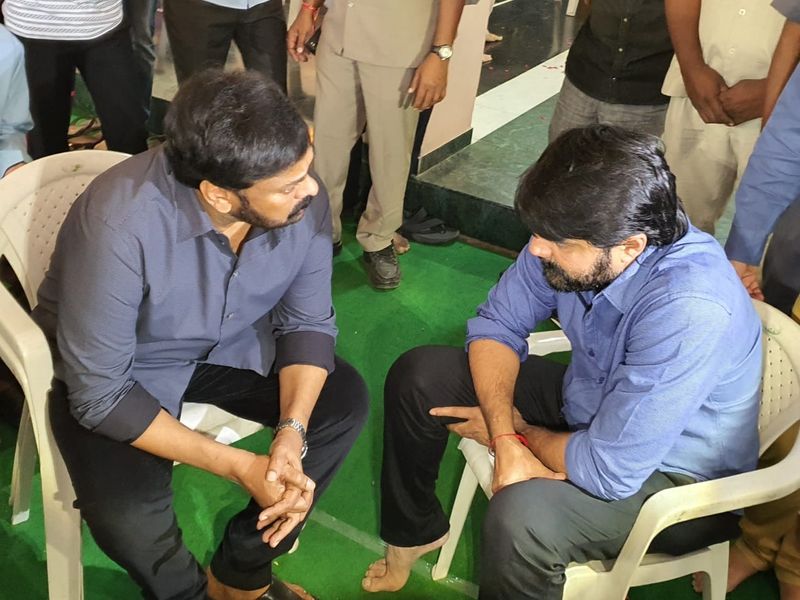 Chiranjeevi Consoles Actor Srikanth After His Father's Demise