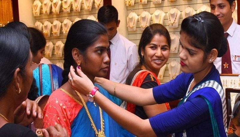২৪ ক্যারাট সোনার ৮ গ্রামের দাম গতকাল ছিল ৩৪০০০ টাকা যা আজ বেড়ে হয়েছে ৩৪০০৮ টাকা।