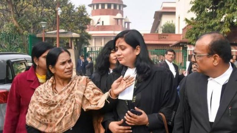 निर्भया की मां आशा देवी ने कहा, मैं बहुत खुश नहीं हूं, यह तीसरा डेथ वारंट जारी किया गया है। हम बहुत संघर्ष कर रहे हैं। हालांकि, हमें यह संतुष्टि है कि डेथ वारंट जारी किया गया है। मुझे आशा है कि 3 मार्च को फांसी दी जाएगी।