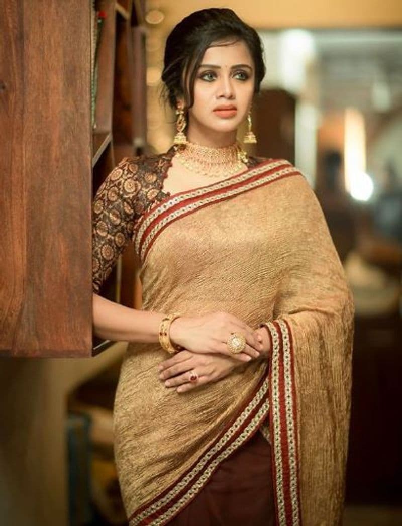 Anchor anjana latest stylish saree wearing photo gallery