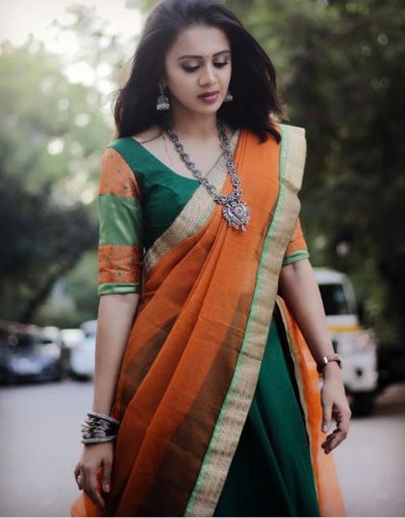 Anchor anjana latest stylish saree wearing photo gallery