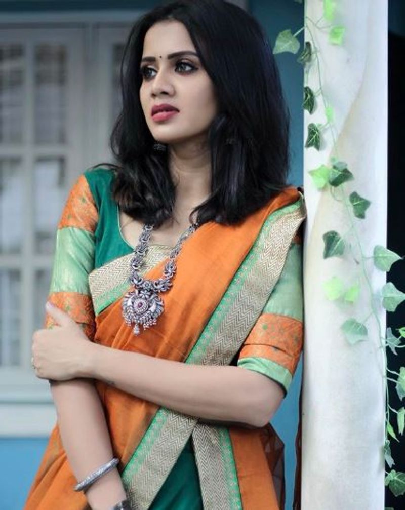 Anchor anjana latest stylish saree wearing photo gallery
