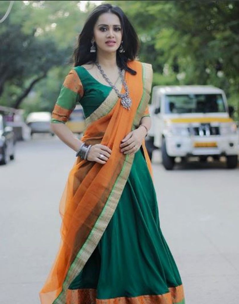 Anchor anjana latest stylish saree wearing photo gallery