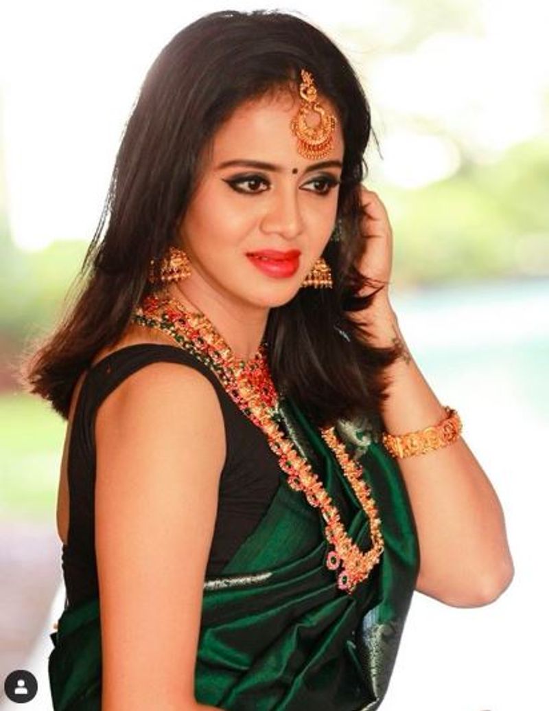 Anchor anjana latest stylish saree wearing photo gallery
